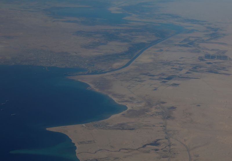 © Reuters. منظر جوي لخليج السويس وقناة السويس من خلال نافذة طائرة في رحلة بين القاهرة والدوحة في صورة من أرشيف رويترز.