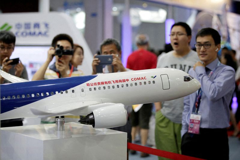 © Reuters. FILE PHOTO: FILE PHOTO: A model of a C919 airliner by Commercial Aircraft Corp of China (COMAC) is displayed at China Beijing International High-tech Expo in Beijing, China June 8, 2017. REUTERS/Jason Lee/File Photo/File Photo