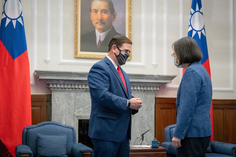 &copy; Reuters. Taiwan President Tsai Ing-wen meets U.S. Arizona Governor Doug Ducey at the presidential office in Taipei, Taiwan in this handout image released September 1, 2022. Taiwan Presidential Office/Handout via REUTERS  