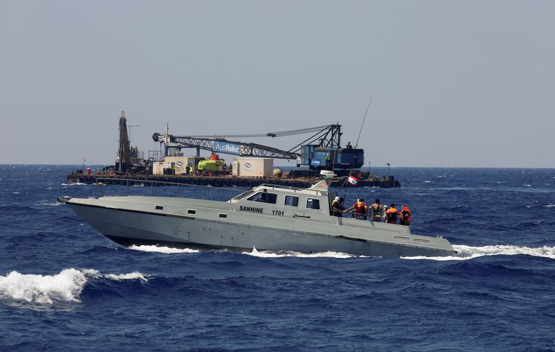 © Reuters. A Lebanese navy ship takes the family members of migrants missing since a boat sunk in April, on a tour of an area where a submarine was being prepared to search for the wreck of the boat off the Lebanese coast of Tripoli, Lebanon August 22, 2022. REUTERS/Mohamed Azakir