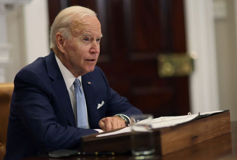 &copy; Reuters. 　８月３１日、バイデン米大統領（写真）は、イラクの首都バグダッドで今週発生した近年で最悪の戦闘を巡りカディミ首相と電話会談した。写真はワシントンで２６日撮影（２０２２年　