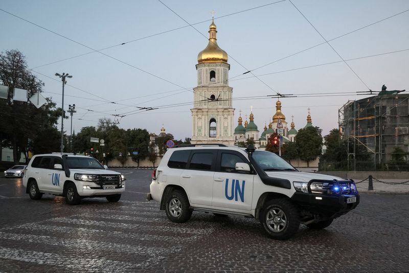 &copy; Reuters. سيارات الأمم المتحدة تقل أعضاء مهمة الوكالة الدولية للطاقة الذرية لدى مغادرتهم لزيارة محطة زابوريجيا للطاقة النووية التي تحتلها روسيا في ج