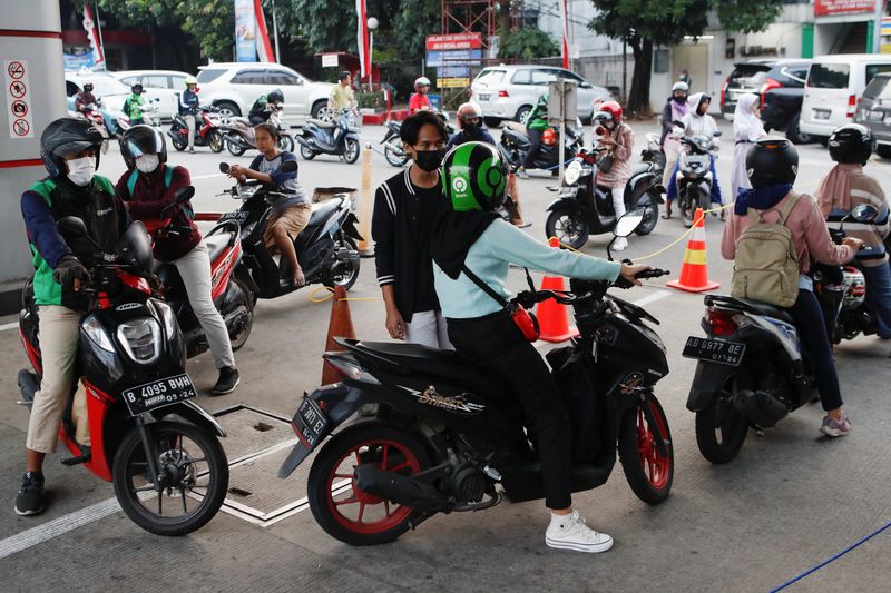 &copy; Reuters. Motorcycle drivers wait in line to buy subsidised fuel at a petrol station of the state-owned company Pertamina, in Jakarta, Indonesia, August 22, 2022. REUTERS/Ajeng Dinar Ulfiana