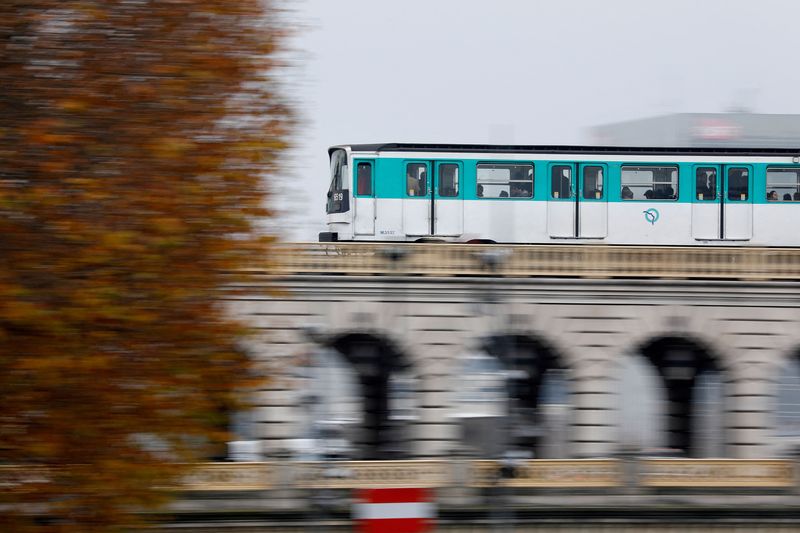 &copy; Reuters. قطار مترو يمر فوق أحد الجسور في باريس بصورة من أرشيف رويترز.