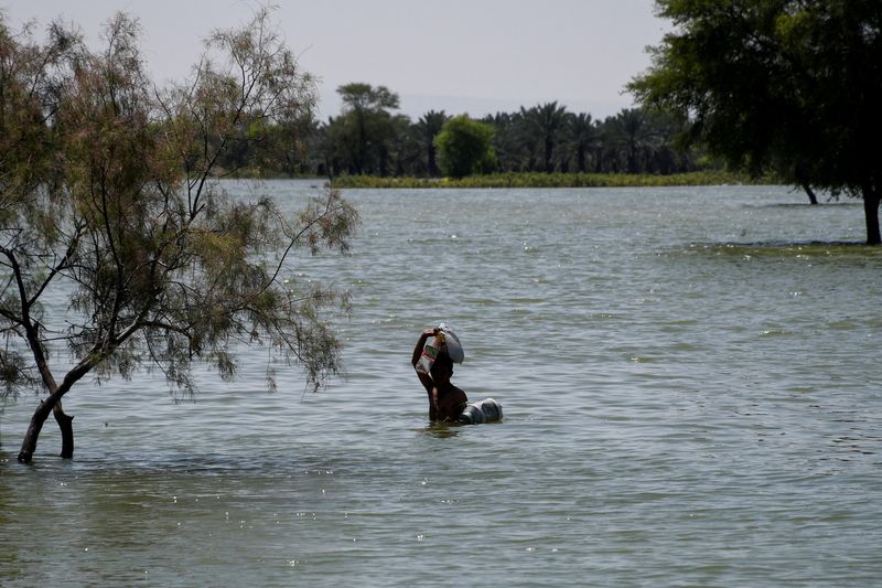 &copy; Reuters. FILE PHOTO: A flood victim wades through flood water, following rains and floods during the monsoon season in Bajara village, Sehwan, Pakistan, August 31, 2022. REUTERS/Yasir Rajput 