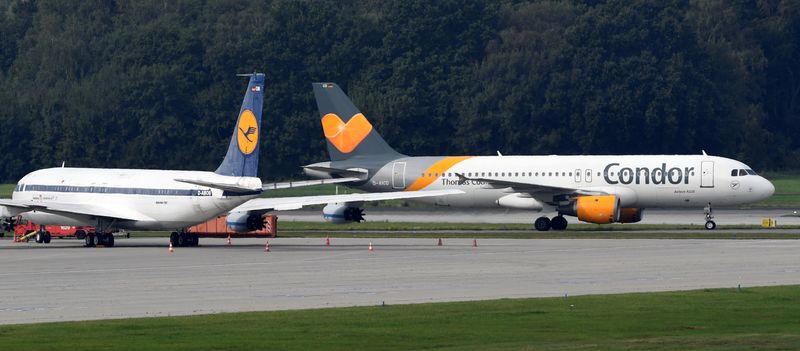 &copy; Reuters. An Airbus A320 of Condor Airlines passes a Lufthansa plane as it lands at the airport in Hamburg, Germany September 24, 2019. REUTERS/Fabian Bimmer/File Photo