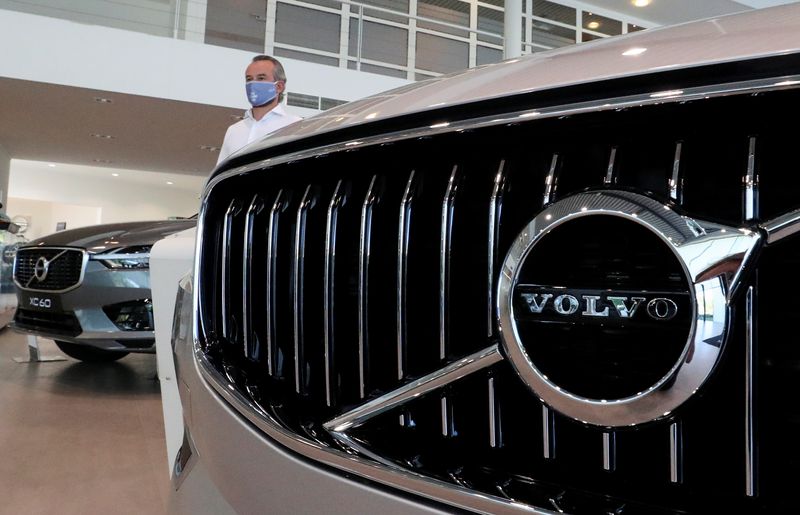 &copy; Reuters. FILE PHOTO: An employee at a Volvo car dealer, wearing a protective mask is seen in a showroom, in Brussels, Belgium, May 28, 2020. REUTERS/Yves Herman