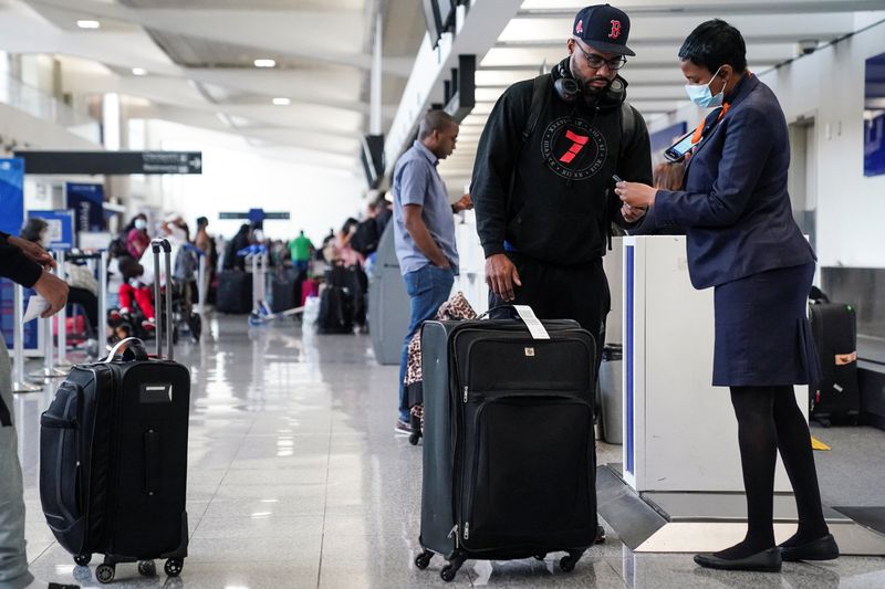 &copy; Reuters. Passengers check bags at the JetBlue check in counter before their flights at Hartsfield-Jackson Atlanta International Airport in Atlanta, Georgia, U.S. June 28, 2022. REUTERS/Elijah Nouvelage/File Photo