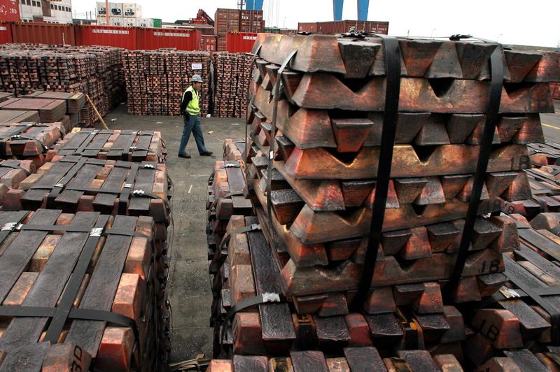 &copy; Reuters. Imagen de archivo de un guardia de seguridad caminan junto a cargamentos de cobre que serán enviados a Asia, en el puerto de Valparaíso, Chile. 21 de agosto, 2006. REUTERS/Eliseo Fernandez/Archivo