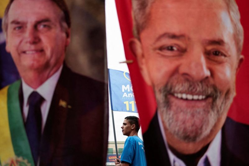 &copy; Reuters. Materiais de campanha com as fotos do presidente Jair Bolsonaro e do ex-presidente Luiz Inácio Lula da Silva em Brasília
16/08/2022 REUTERS/Ueslei Marcelino