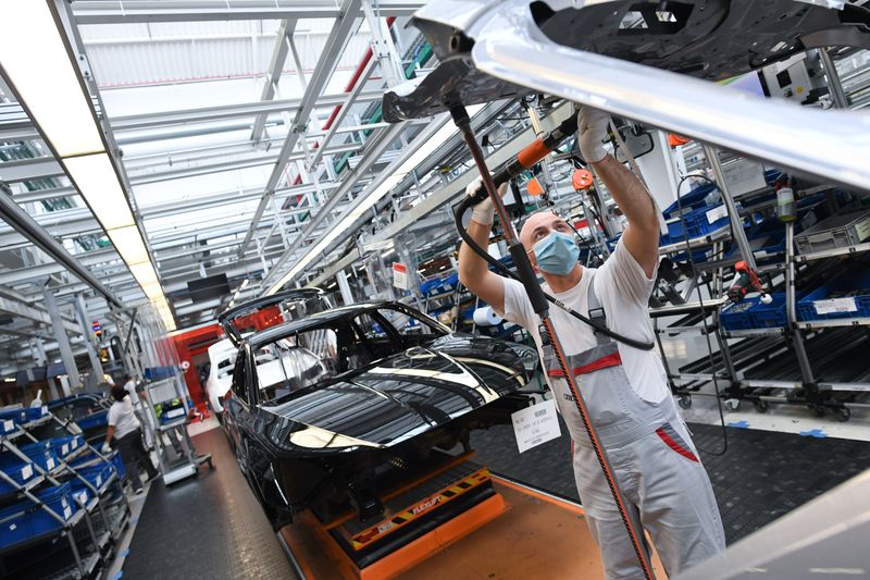 &copy; Reuters. FILE PHOTO: An employee works at the A3 and A4 production line of the German car manufacturer Audi, amid the spread of the coronavirus disease (COVID-19) in Ingolstadt, Germany, June 3, 2020. REUTERS/Andreas Gebert