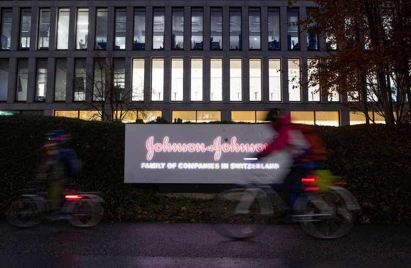 &copy; Reuters. The logo of healthcare company Johnson & Johnson is seen in front of an office building in Zug, Switzerland December 1, 2021. REUTERS/Arnd Wiegmann/Files
