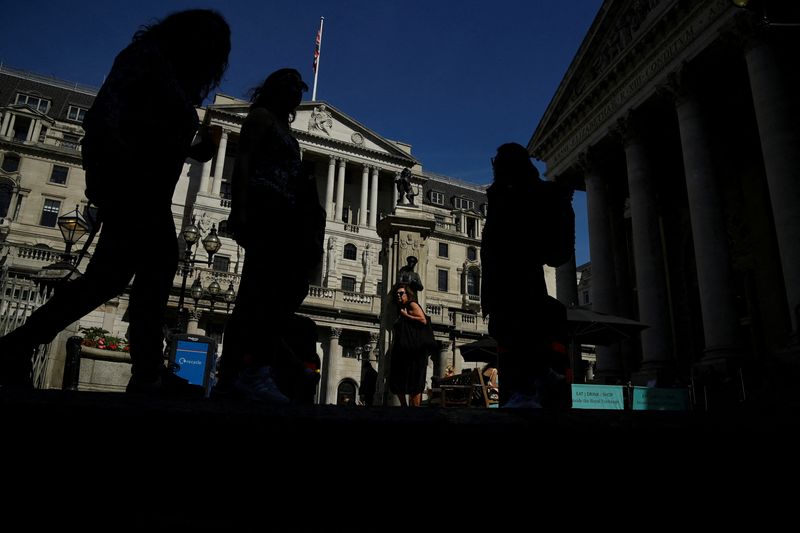 &copy; Reuters. FILE PHOTO: Pedestrians walk past the Bank of England, in London, Britain, August 8, 2022.  REUTERS/Toby Melville/File Photo