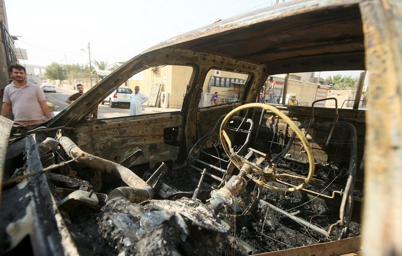 © Reuters. حافلة محترقة في شارع بعد اشتباكات بين فصائل شيعية متناحرة في مدينة البصرة بجنوب العراق يوم الخميس. تصوير: عصام السوداني - رويترز