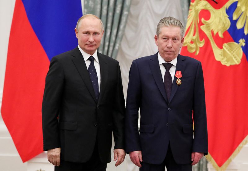 © Reuters. Russian President Vladimir Putin stands next to First Executive Vice President of oil producer Lukoil Ravil Maganov after decorating him with the Order of Alexander Nevsky during an awarding ceremony at the Kremlin in Moscow, November 21, 2019. Sputnik/Mikhail Klimentyev/Kremlin