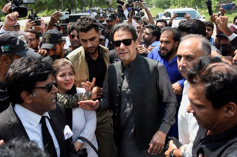 &copy; Reuters. رئيس الوزراء الباكستاني السابق عمران خان أثناء دخوله إلى محكمة في إسلام أباد يوم الخميس لطلب تمديد الإفراج عنه بكفالة. تصوير : وسيم خان-رويت