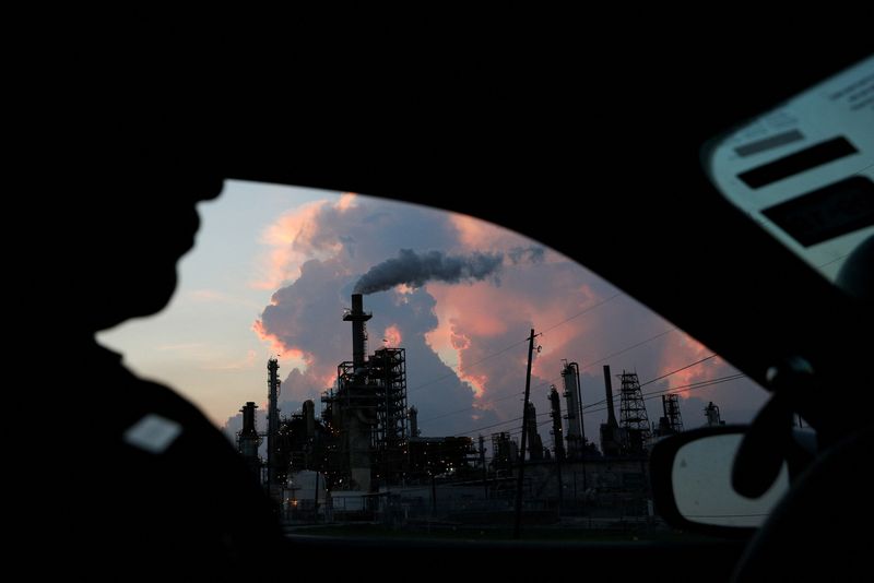 &copy; Reuters. FILE PHOTO: A police officer drives past a refinery in the industrial east end in Pasadena, Texas, U.S., September 18, 2018. REUTERS/Loren Elliott