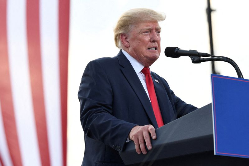 &copy; Reuters. L'ex presidente degli Stati Uniti Donald Trump tiene un comizio a Mendon, Illinois, Stati Uniti, 25 giugno 2022.  REUTERS/Kate Munsch/File Photo