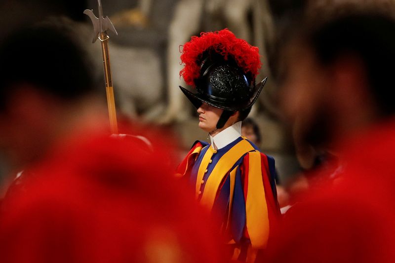 &copy; Reuters. Foto de archivo de un miembro de la Guardia Suiza en el Vaticano 
Jun 5, 2022. REUTERS/Remo Casilli 