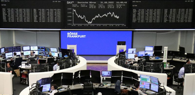 &copy; Reuters. Imagen de un gráfico del índice bursátil alemán DAX en una pantalla en la bolsa de Fráncfort