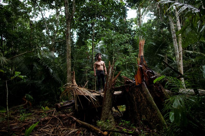 &copy; Reuters. Imagen de archivo de un indígena llamado Tebu, de la tribu Uru-eu-wau-wau, mirando una zona deforestada por los invasores en la aldea de Alto Jaru, en la Reserva Indígena Uru-eu-wau, cerca de Campo Novo de Rondonia, Brasil. 1 de febrero, 2019. REUTERS/U