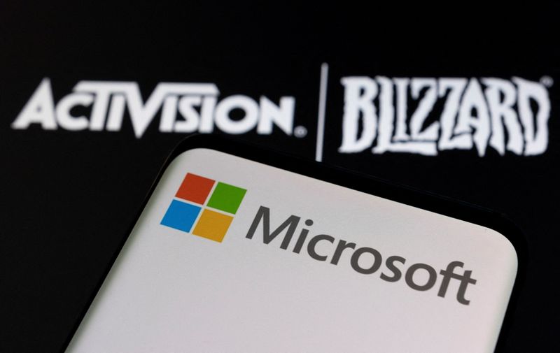 © Reuters. FILE PHOTO: Microsoft logo is seen on a smartphone placed on displayed Activision Blizzard logo in this illustration taken January 18, 2022. REUTERS/Dado Ruvic/Illustration