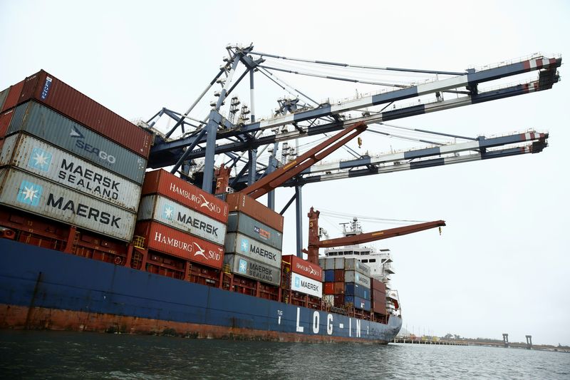 &copy; Reuters. FILE PHOTO: A ship is loaded with containers at a cargo terminal at the Port of Santos, in Santos, Brazil September 16, 2021. REUTERS/Carla Carniel