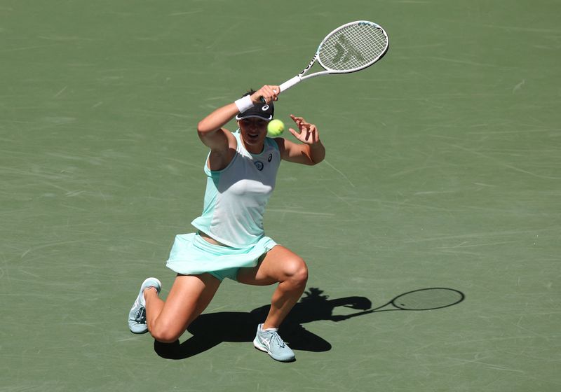 © Reuters. Tenis - Abierto de EEUU - Flushing Meadows, Nueva York, EEUU - 1 de septiembre Iga Swiatek durante el partido contra  Sloane Stephens REUTERS/Shannon Stapleton