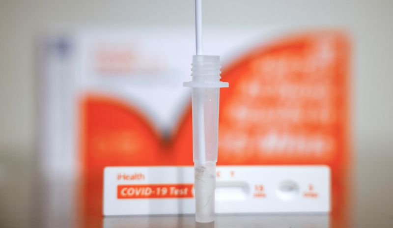 &copy; Reuters. FILE PHOTO: A nasal swab is tested in a COVID-19 self testing kit provided by the District of Columbia government, which provides city residents four free take home tests per day, in this illustration taken January 11, 2022. REUTERS/Evelyn Hockstein/Illus