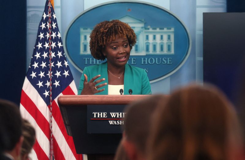 &copy; Reuters. كارين جان بيير، المتحدثة باسم البيت الأبيض في إفادة صحفية بالبيت الأبيض يوم الخميس. تصوير:  ليا ميليس - رويترز.