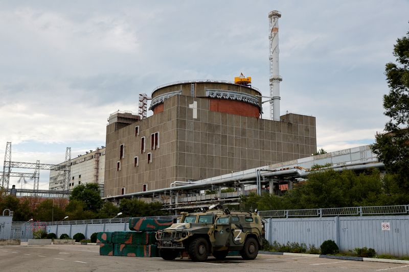 &copy; Reuters. 国際原子力機関（ＩＡＥＡ）のグロッシ事務局長は、ロシア軍が占拠するウクライナ南部のザポロジエ原子力発電所を調査団と共に訪れ、調査団を継続的に施設に滞在させる考えを示した。