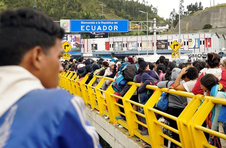 &copy; Reuters. IMAGEN DE ARCHIVO. Venezolanos hacen fila para cruzar a Ecuador desde Colombia, en el Puente Internacional Rumichaca en Tulcán, Ecuador, 14 de junio de 2019. REUTERS/Daniel Tapia