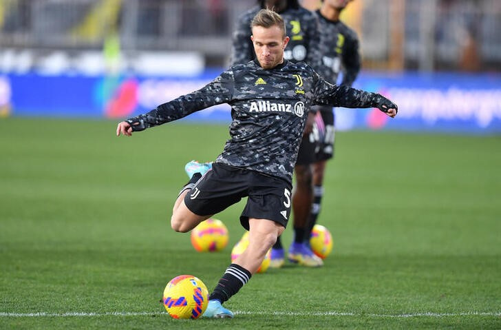 &copy; Reuters. Feb 26, 2022 
Foto de archivo de Arthur en un calentamiento previo a un partido de la Juventus por la Serie A 
REUTERS/Jennifer Lorenzini