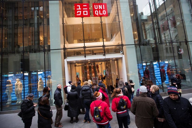 © Reuters. FILE PHOTO: Shoppers line up to wait for the opening of a Uniqlo store in New York, November 26, 2013. REUTERS/Lucas Jackson/File Photo