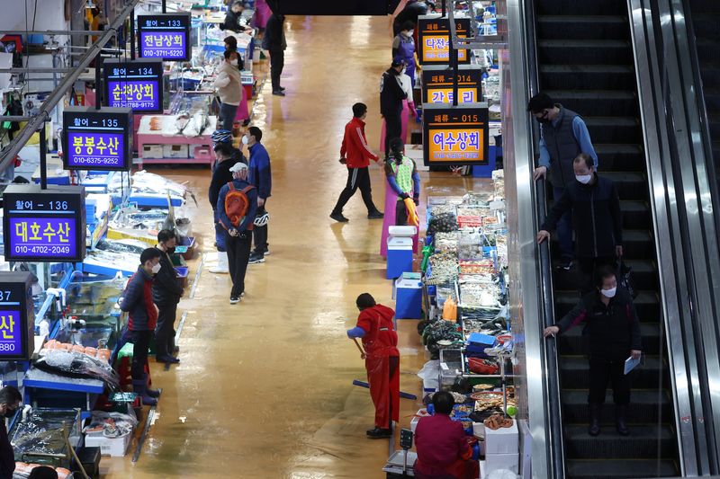 &copy; Reuters. FILE PHOTO: People arrive at Noryangjin Fisheries Wholesale Market in Seoul, South Korea, April 8, 2022.    REUTERS/Kim Hong-Ji