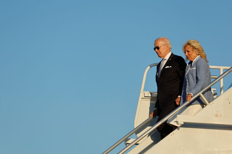 &copy; Reuters. U.S. President Joe Biden and first lady Jill Biden disembark from Air Force One after arriving at Philadelphia International Airport, Philadelphia, U.S. September 1, 2022. REUTERS/Jonathan Ernst