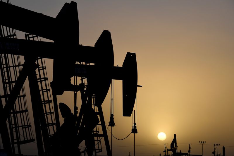 © Reuters. FILE PHOTO: Pump jacks operate at sunset in Midland, Texas, U.S., February 11, 2019. REUTERS/Nick Oxford/File Photo