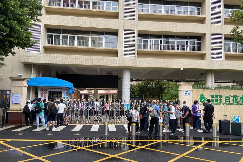 &copy; Reuters. FOTO DE ARCHIVO: Voluntarios llegan a una escuela primaria readaptada para los esfuerzos de control del virus en el distrito de Futian, tras el brote de la enfermedad por coronavirus (COVID-19) en Shenzhen, provincia de Guangdong, China 31 de agosto de 20
