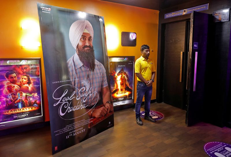 &copy; Reuters.  ９月１日、 インドのヒンドゥー語映画産業「ボリウッド」は壊れているかもれしれない。アーメダバードの映画館で８月撮影（２０２２年　ロイター/Amit Dave）