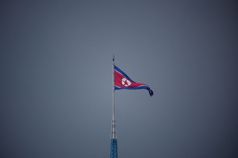 &copy; Reuters. علم كوريا الشمالية يرفرف بالقرب من قرية بانمونجوم داخل منطقة منزوعة السلاح تفصل بين الكوريتين في كوريا الجنوبية يوم 19 يوليو تموز 2022. صورة لر