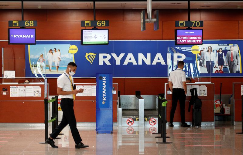 &copy; Reuters. A man stands at a Ryanair check-in desk at Josep Tarradellas Barcelona-El Prat airport, amid the spread of the coronavirus disease (COVID-19), in Barcelona, Spain, July 26, 2020. REUTERS/Albert Gea