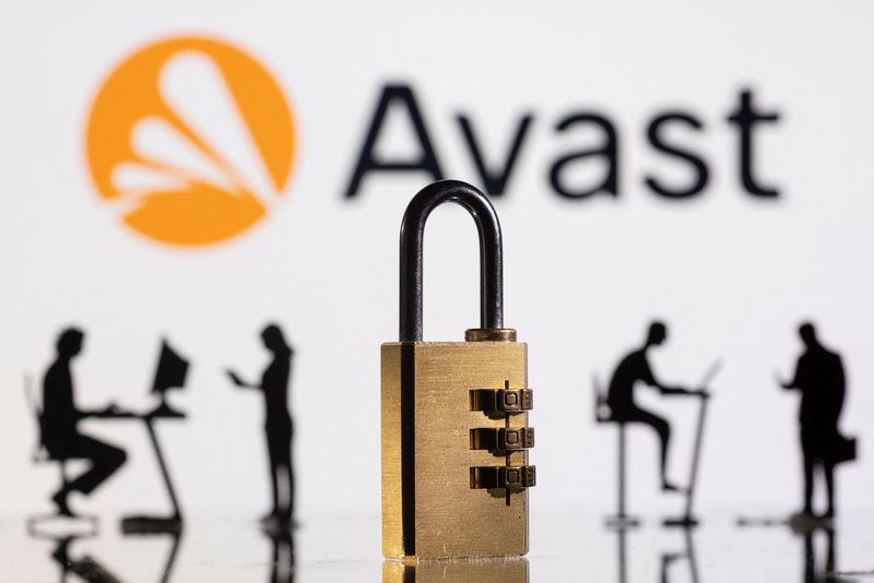 &copy; Reuters. 3D printed models of people working on computers and padlock are seen in front of a displayed Avast logo in this picture illustration taken, February 1, 2022. REUTERS/Dado Ruvic/Illustration