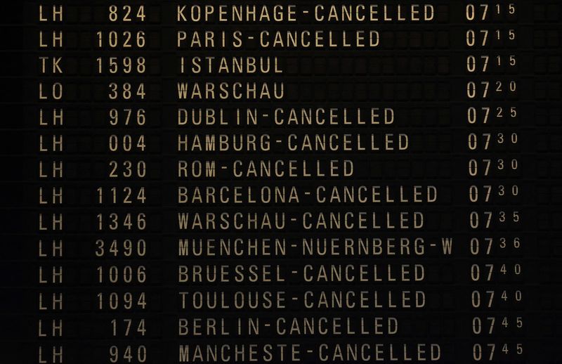 © Reuters. A flight schedule board shows cancelled flights of German air carrier Lufthansa as Lufthansa pilots start a strike over a wage dispute, at the airport in Frankfurt, Germany September 2, 2022.  REUTERS/Kai Pfaffenbach