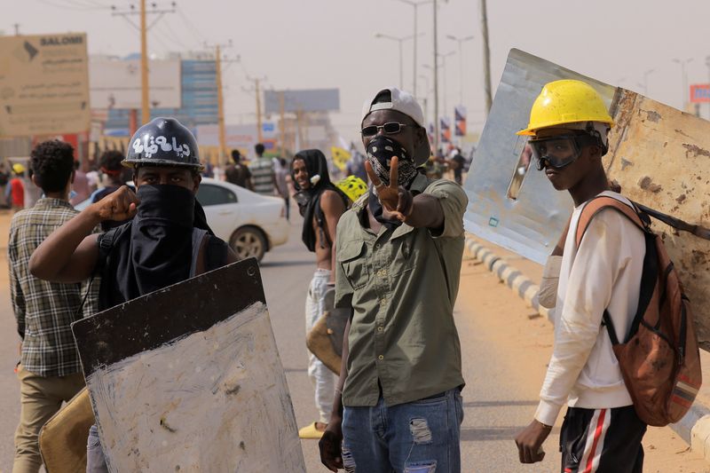 &copy; Reuters. متظاهرون يشاركون في مسيرة ضد الحكم العسكري في الخرطوم يوم 31 أغسطس آب 2022. تصوير: محمد نور الدين عبد الله - رويترز.