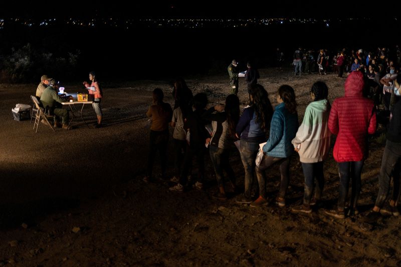 &copy; Reuters. FILE PHOTO: Unaccompanied female migrant children are seen on the left as they are registered alongside other asylum seeking migrants who crossed the Rio Grande river into the United States from Mexico in Roma, Texas, U.S., May 14, 2022.  REUTERS/Adrees L