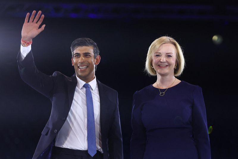 &copy; Reuters. FILE PHOTO: Conservative leadership candidate Rishi Sunak waves as he stands next to co-candidate Liz Truss during a hustings event, part of the Conservative party leadership campaign, in London, Britain August 31, 2022. REUTERS/Hannah McKay