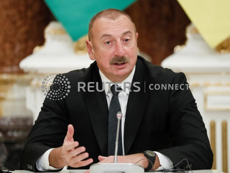 &copy; Reuters. Il presidente azero Ilham Aliyev durante una conferenza stampa congiunta con il presidente ucraino Volodymyr Zelensky a Kiev. 14 gennaio 2022.  REUTERS/Gleb Garanich