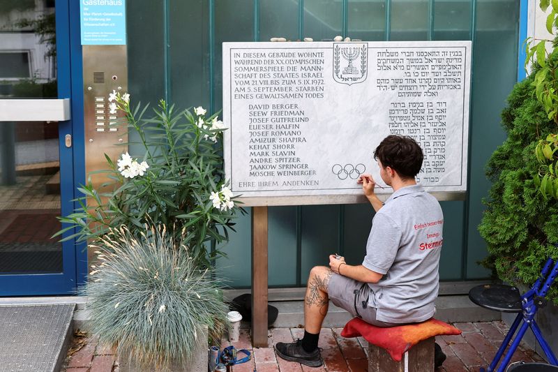 &copy; Reuters. FOTO DE ARCHIVO: Un joven renovando una placa conmemorativa de los 11 atletas israelíes asesinados por militantes palestinos durante los Juegos Olímpicos de 1972, en el lugar de la toma de rehenes en la antigua Villa Olímpica de Múnich, Alemania.
Ago 