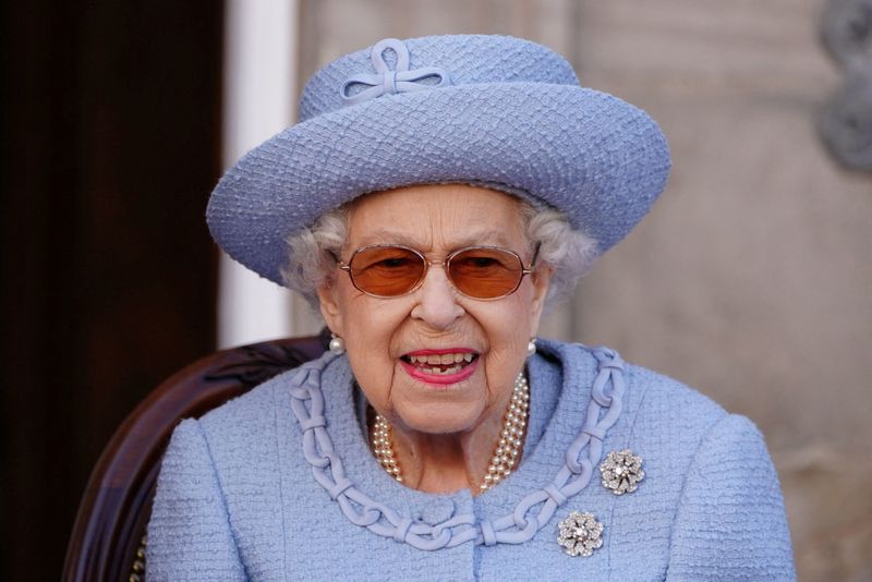 &copy; Reuters. الملكة إليزابيث ملكة بريطانيا في إدنبرة باسكتلندا يوم 30 يونيو حزيران 2022. صورة لرويترز من ممثل لوكالات الأنباء