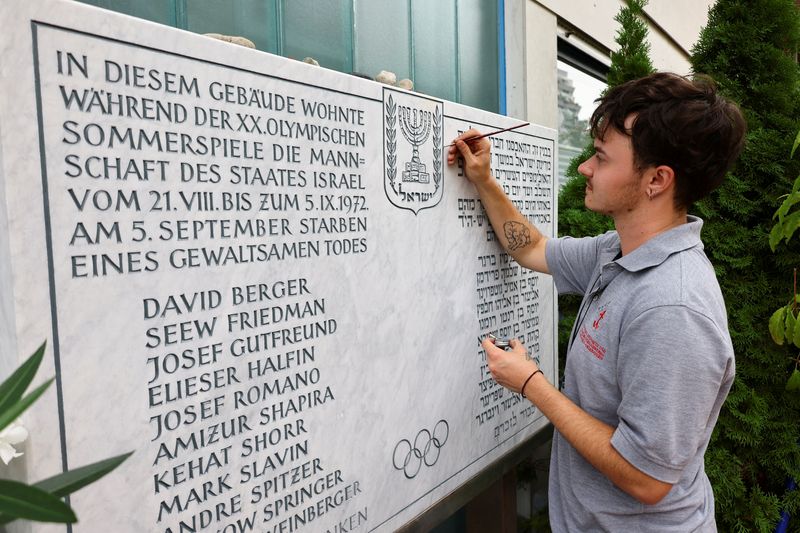 &copy; Reuters. قاطع حجارة يرمم حجرًا تذكاريًا للرياضيين الإسرائيليين الذين قُتلوا في أولمبياد ميونيخ عام 1972 يوم 18 أغسطس آب 2022. تصوير: وولفجانج راتاي - رويت